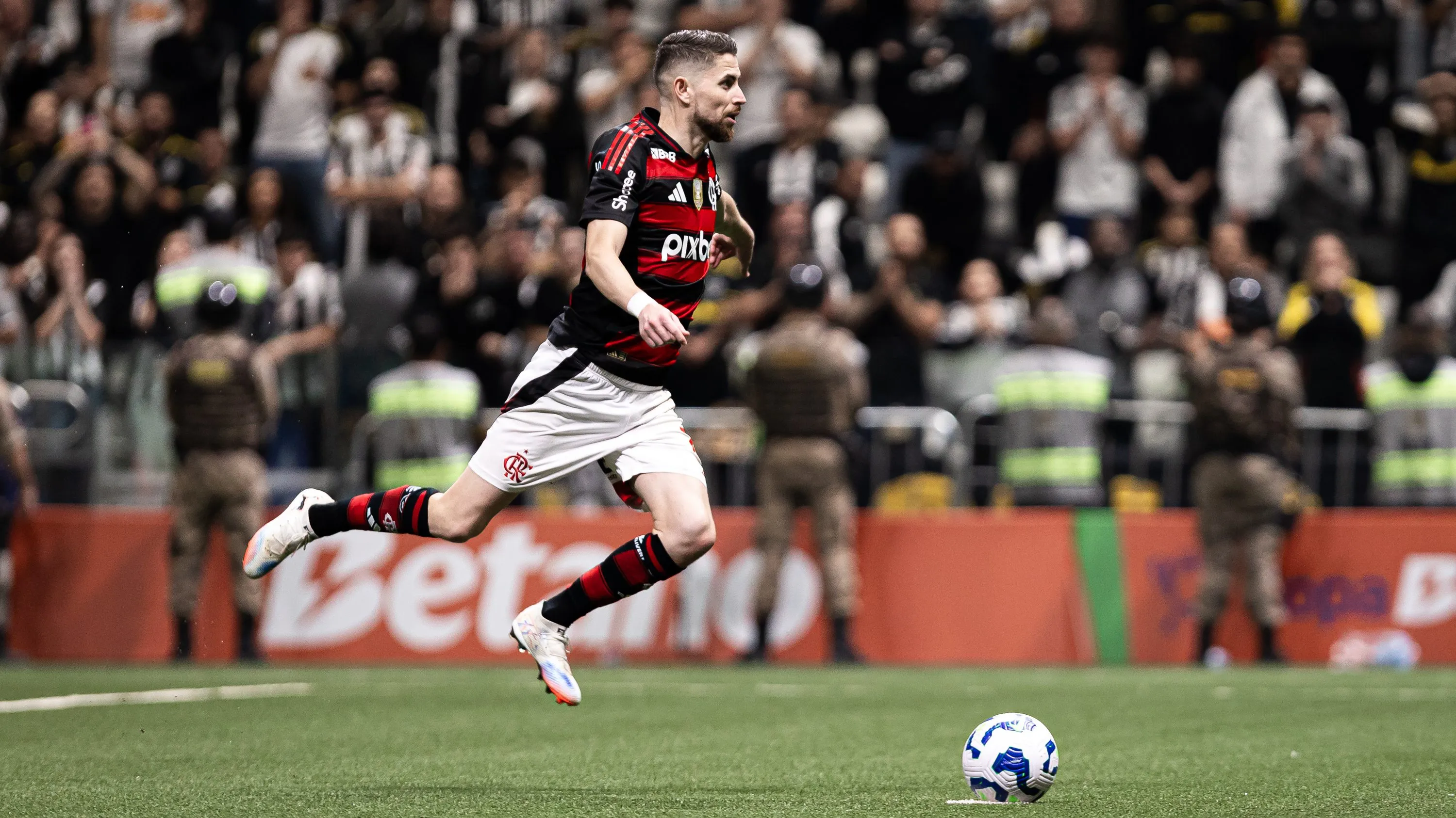 Jorginho jogador do Flamengo cobra penalti em decisão durante partida contra o Atletico-MG no estadio Arena MRV pelo campeonato Copa Do Brasil 2025 – Foto: Mateus Dutra/AGIF