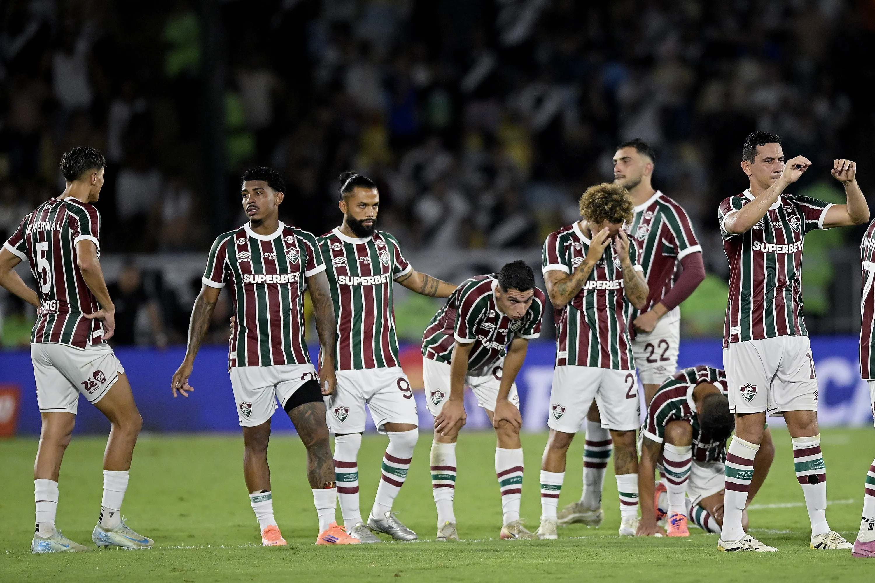RJ – RIO DE JANEIRO – 14/12/2025 – COPA DO BRASIL 2025, FLUMINENSE X VASCO – jogadores do Fluminense lamentam durante partida contra o Vasco no estadio Maracana pelo campeonato Copa Do Brasil 2025. Foto: Alexandre Loureiro/AGIF