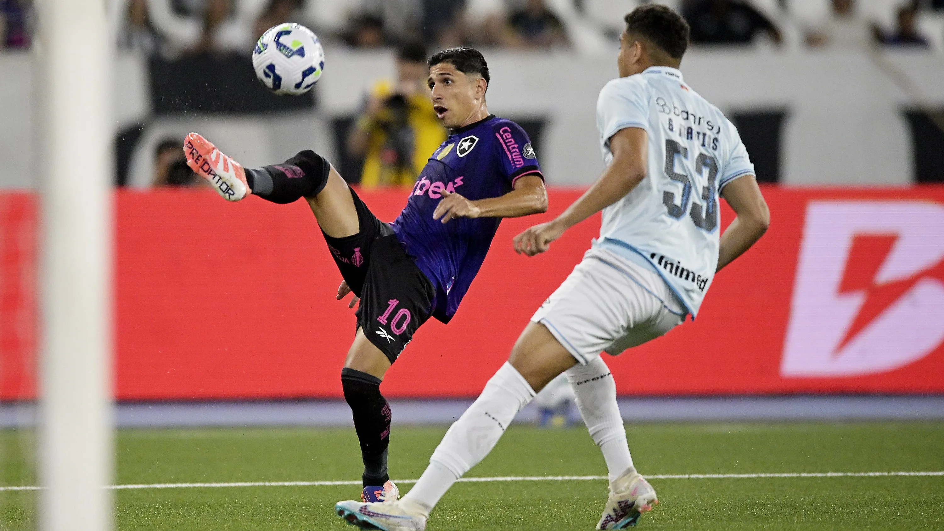 Savarino jogador do Botafogo durante partida contra o Gremio no estadio Engenhao pelo campeonato Brasileiro A 2025. Foto: Alexandre Loureiro/AGIF