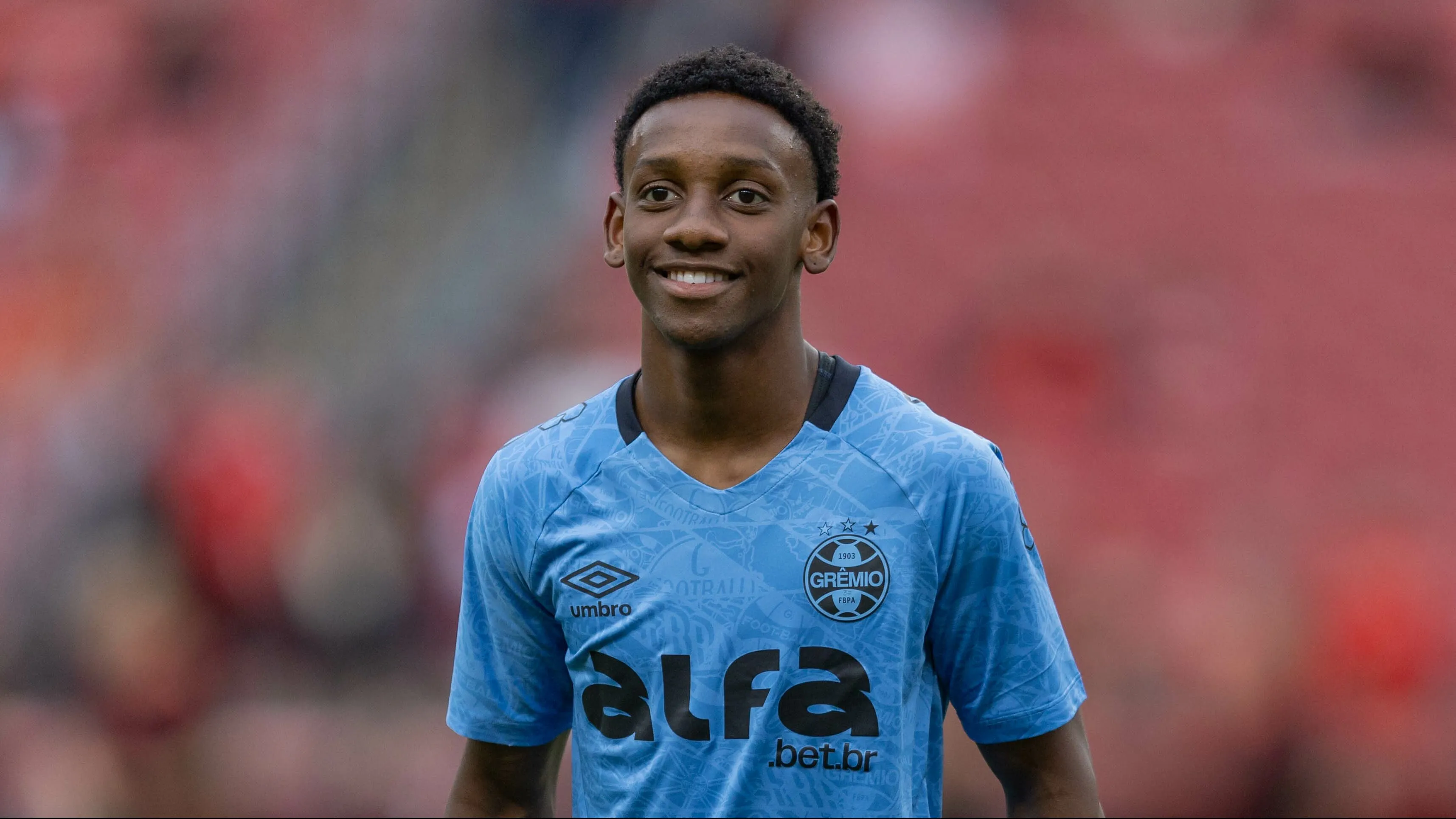 Gabriel Mec jogador do Gremio durante partida contra o Internacional no estadio Beira-Rio pelo campeonato Brasileiro A 2025. Foto: Liamara Polli/AGIF