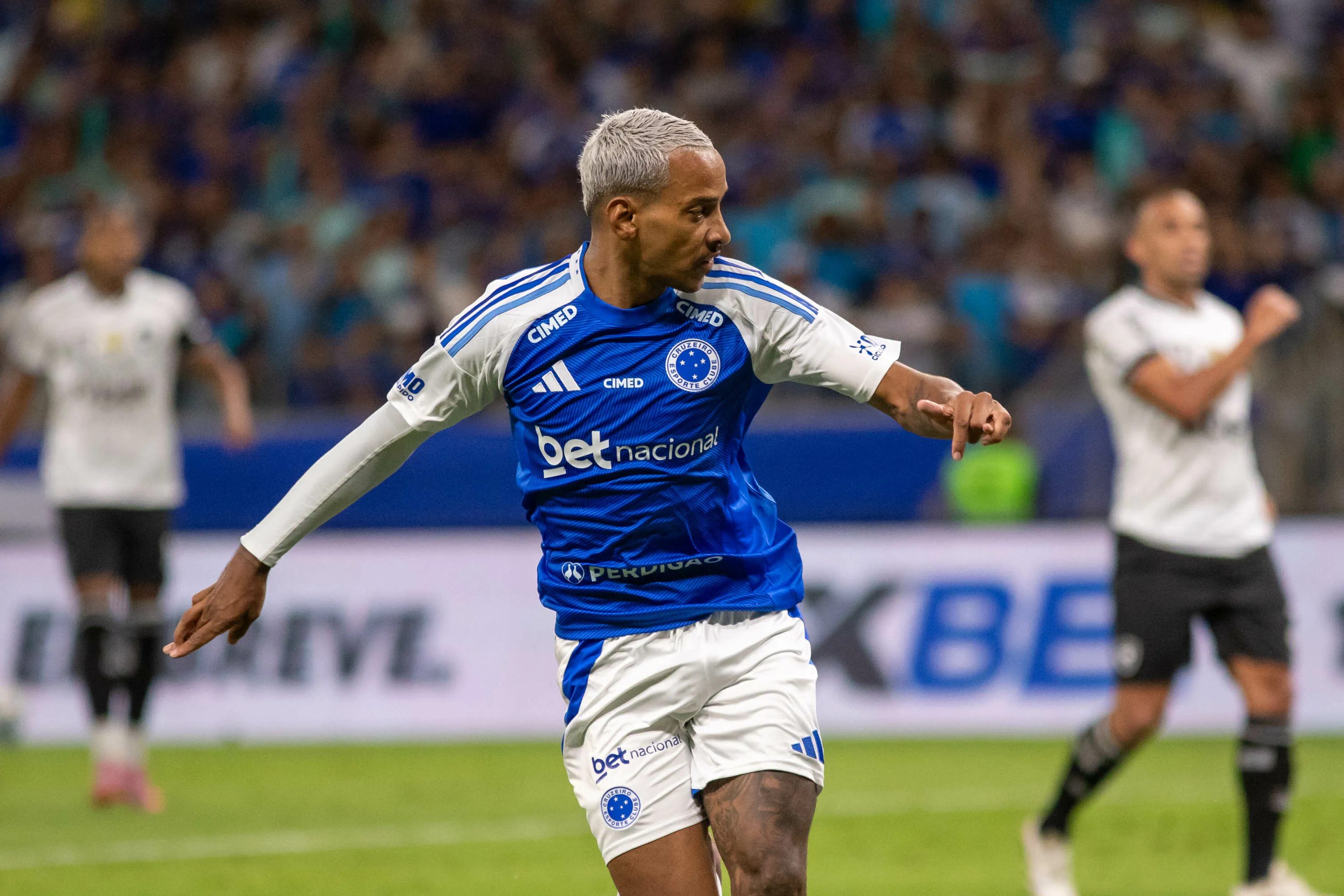 Matheus Pereira jogador do Cruzeiro comemora seu gol durante partida contra o Botafogo no estadio Mineirao pelo campeonato Brasileiro A 2025. Foto: Fernando Moreno/AGIF