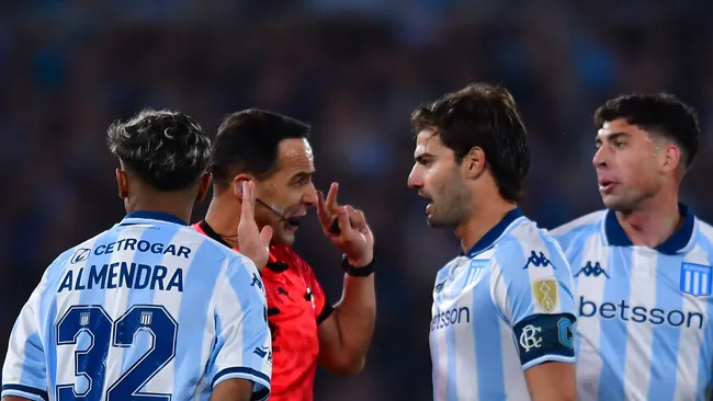 Foto: Marcelo Endelli/Getty Images – Meio-campista de 26 anos tem forte identificação com Clube de Avellaneda e se afasta do Flamengo.