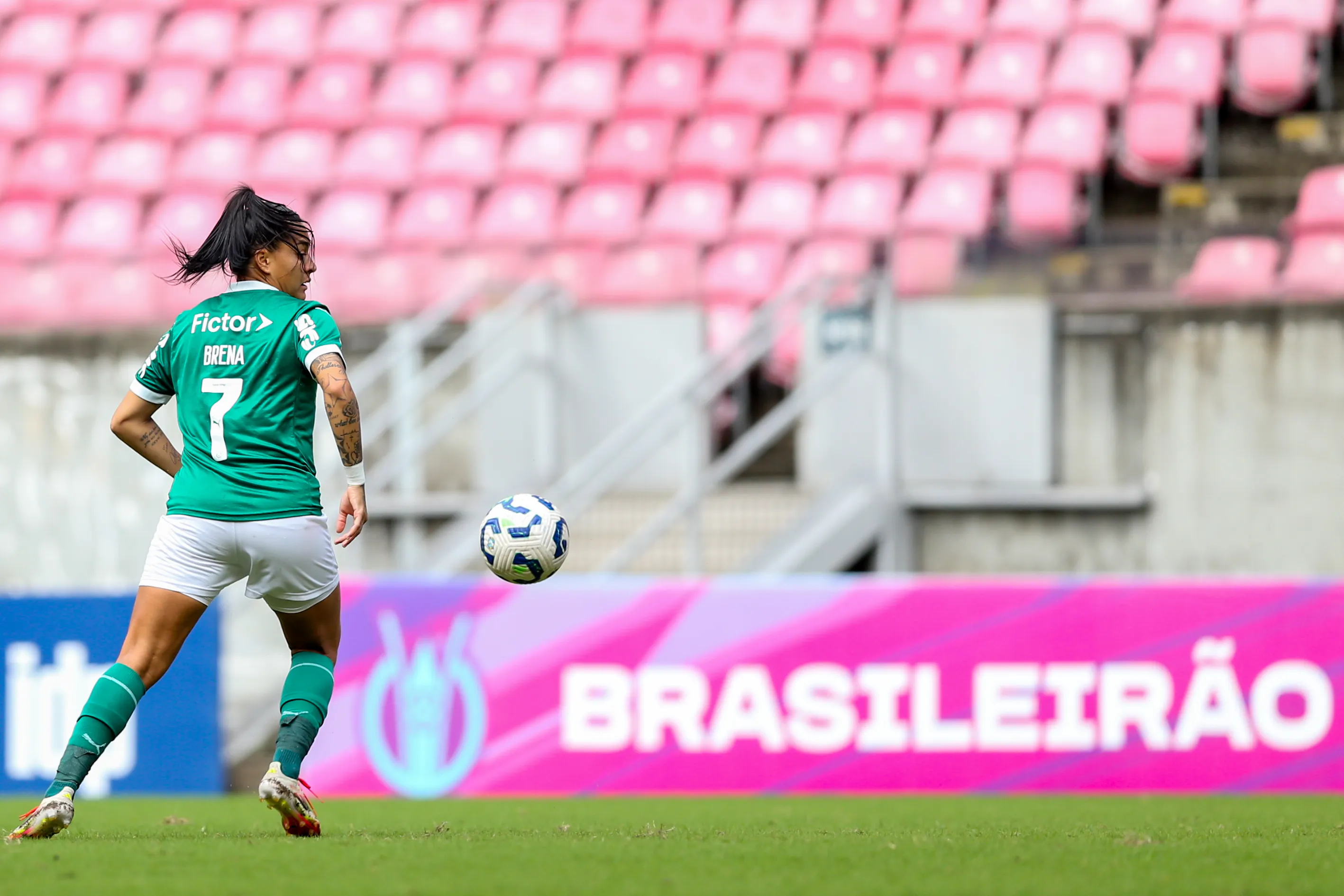 Brena com a camisa alviverde. Foto: Marlon Costa/AGIF
