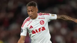 Vitinho jogador do Internacional durante partida contra o Flamengo no estadio Maracana pelo campeonato Copa Libertadores 2025. Foto: Jorge Rodrigues/AGIF