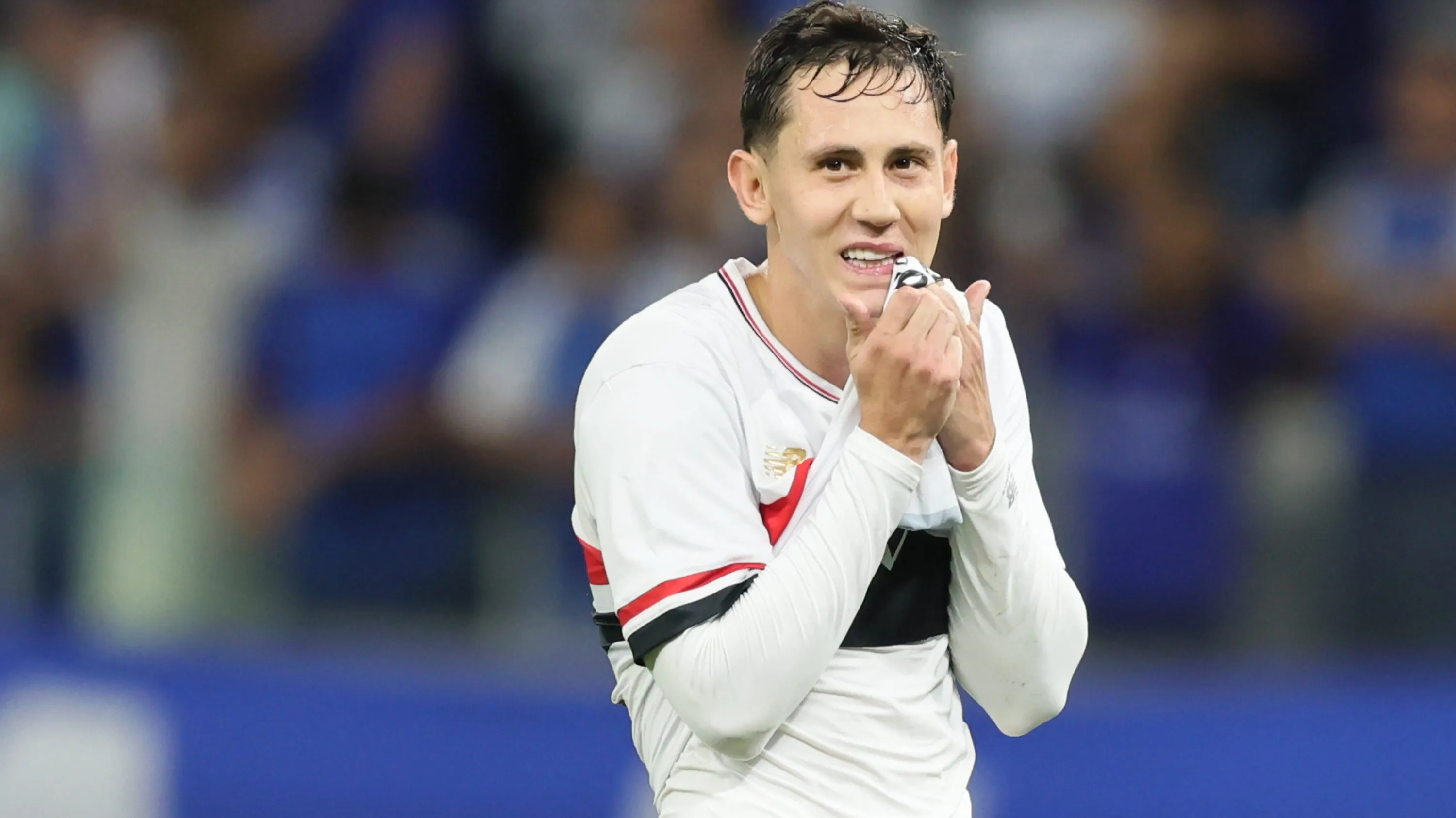 Patryck, jogador do São Paulo, lamenta durante partida contra o Cruzeiro no estadio Mineirao pelo campeonato Brasileiro A 2025. Foto: Gilson Lobo/AGIF