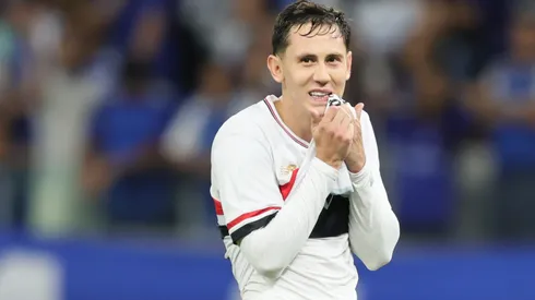 Patryck, jogador do São Paulo, lamenta durante partida contra o Cruzeiro no estadio Mineirao pelo campeonato Brasileiro A 2025. Foto: Gilson Lobo/AGIF