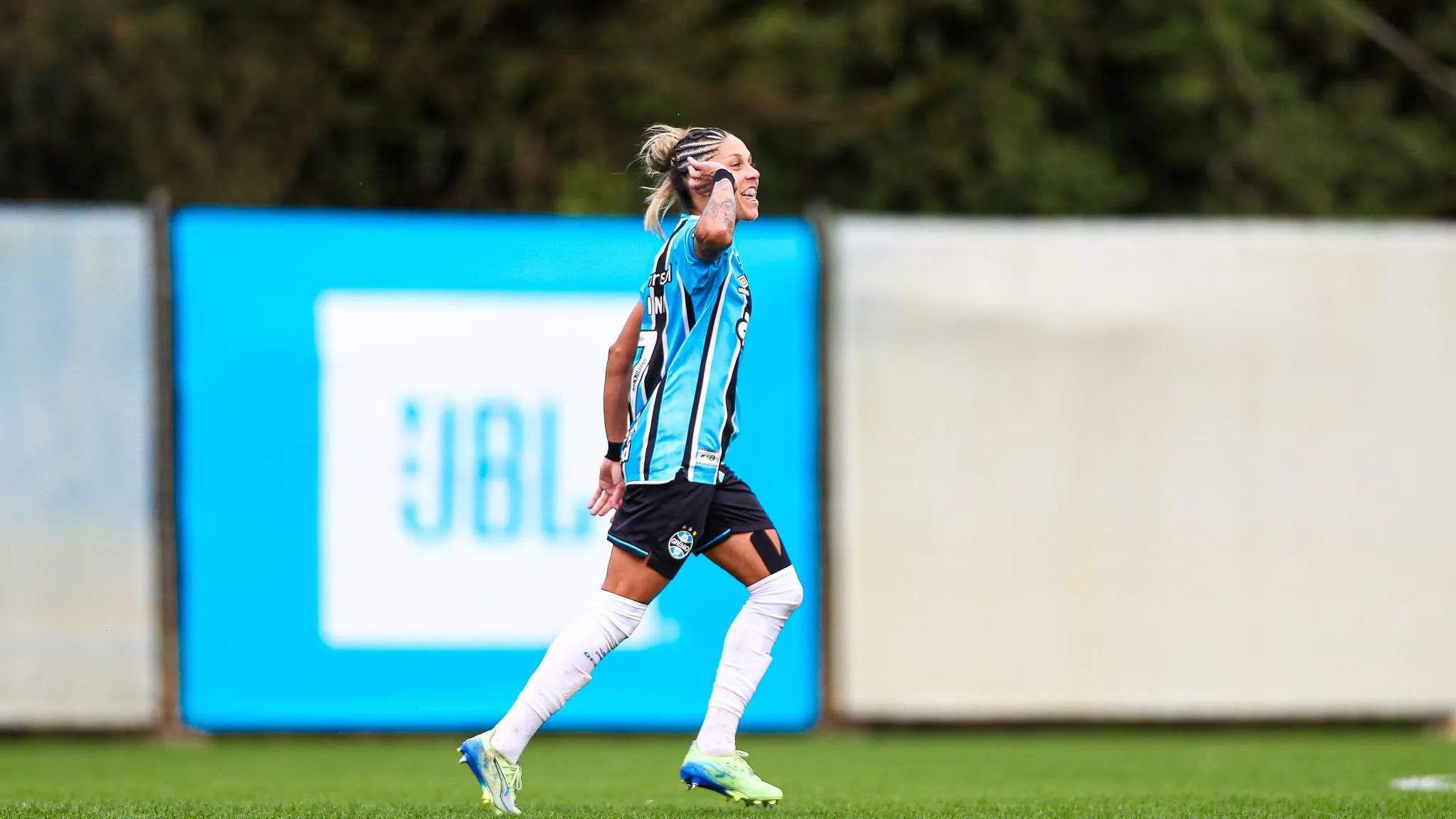 Camila Pini, meia do Grêmio, em jogo do Gaúcho Feminino