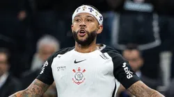 Memphis Depay durante partida de ida do Coringão