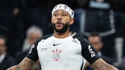 Memphis Depay durante partida de ida do Coringão