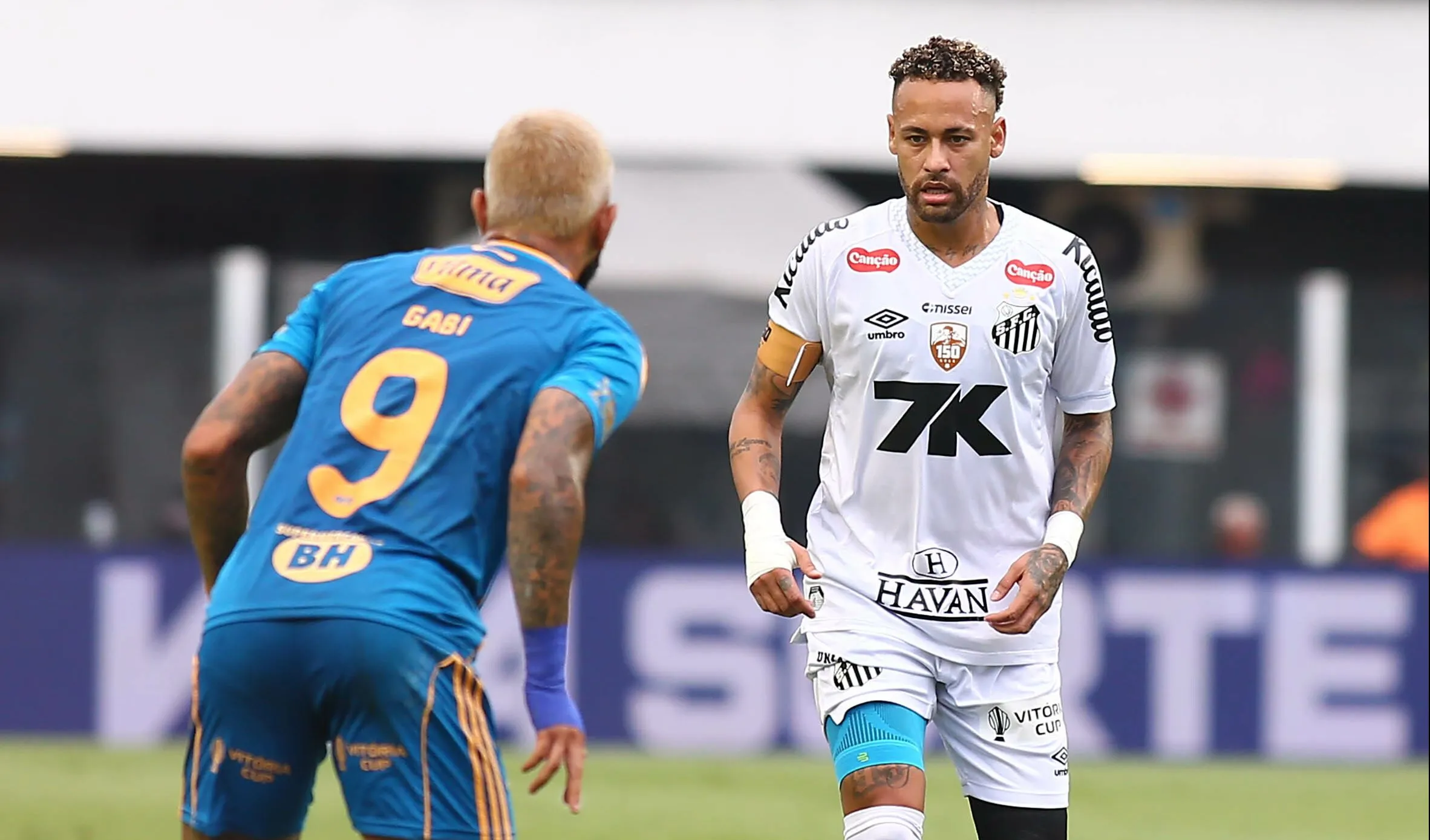 Gabigol e Neymar disputando lance na Vila Belmiro Santos x Cruzeiro. Foto: Mauricio De Souza/AGIF