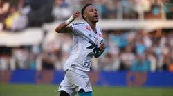 SP - SANTOS - 07/12/2025 - BRASILEIRO A 2025, SANTOS X CRUZEIRO - Neymar Jogadore do Santos comemoram vitoria ao final da partida contra o Cruzeiro no estadio Vila Belmiro pelo campeonato Brasileiro A 2025. Foto: Mauricio De Souza/AGIF