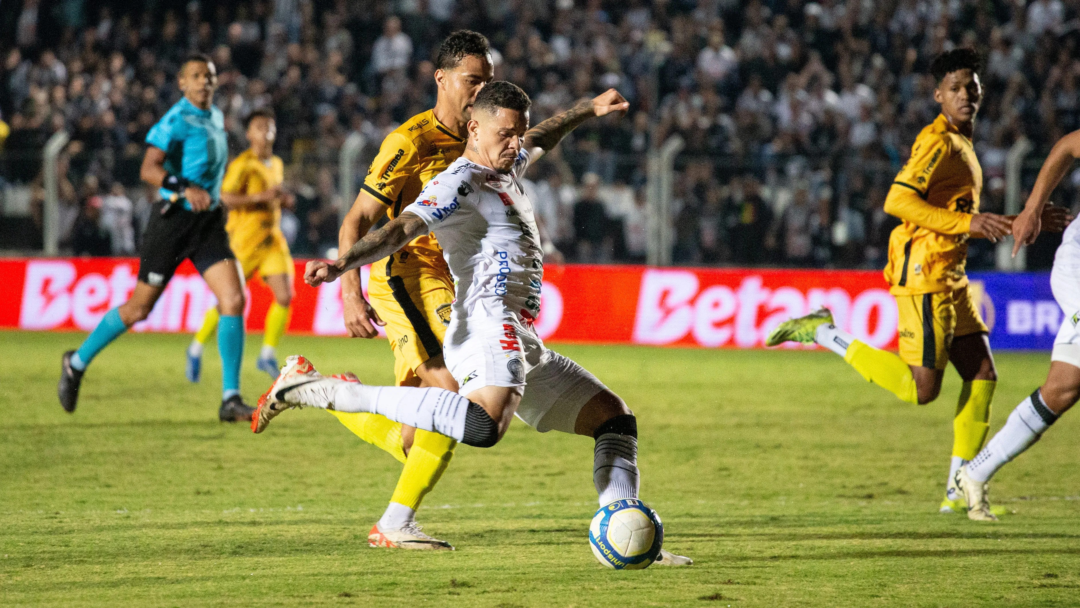 Rodrigo Rodrigues jogador do Operario comemora seu gol durante partida contra o Amazonas no estadio Germano Kruger pelo campeonato Brasileiro B 2024.  Foto: Giovani Baccin/AGIF