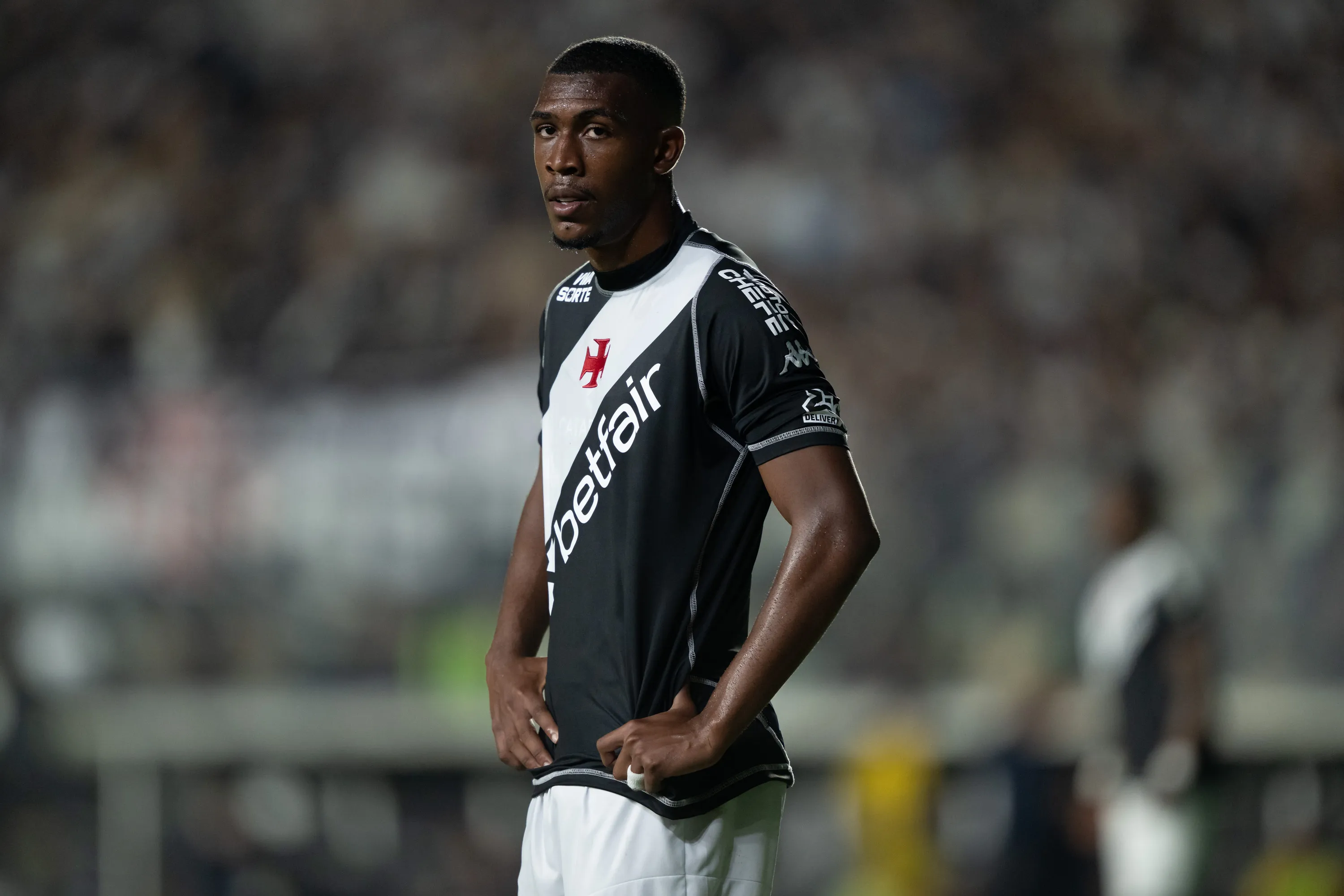 RJ – RIO DE JANEIRO – 02/12/2025 – BRASILEIRO A 2025, VASCO X MIRASSOL – Rayan jogador do Vasco durante partida contra o Mirassol no estadio Sao Januario pelo campeonato Brasileiro A 2025. Foto: Jorge Rodrigues/AGIF