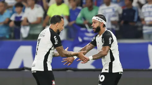 Memphis Depay comemora seu gol contra o Cruzeiro, no Mineirão. Foto: Gilson Lobo/AGIF
