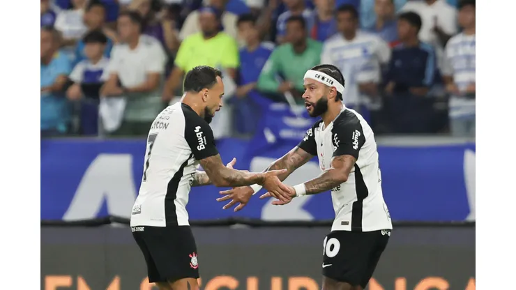 Memphis Depay comemora seu gol contra o Cruzeiro, no Mineirão. Foto: Gilson Lobo/AGIF