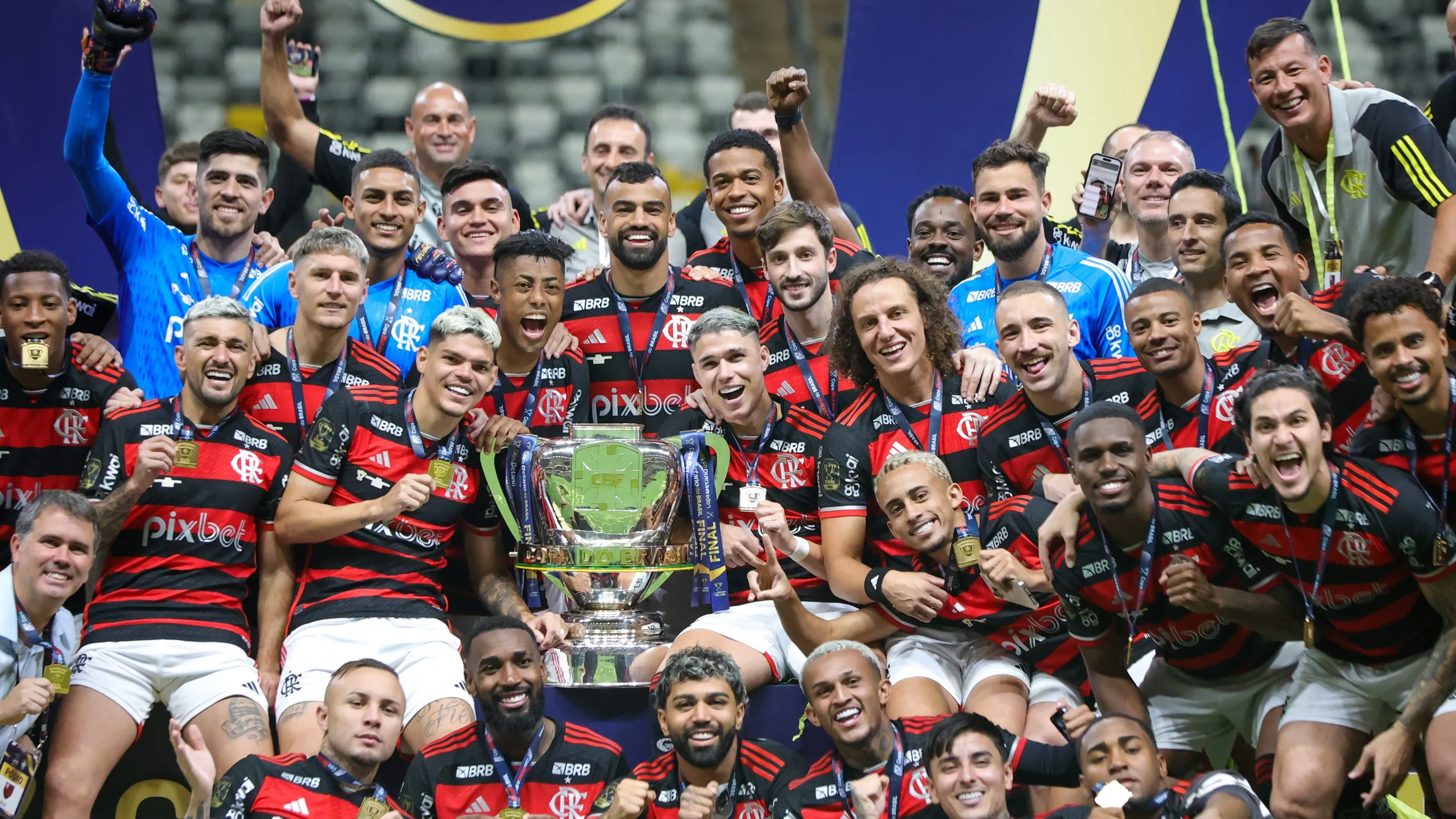 MG – BELO HORIZONTE – 10/11/2024 – COPA DO BRASIL 2024, ATLETICO X FLAMENGO – Jogadores do Flamengo comemoram o T[itulo de Campeao e levantam a taca da copa do Brasil ao final da partida contra o Atletico no estadio Arena MRV pelo campeonato Copa Do Brasil 2024.  Foto: Gilson Lobo/AGIF