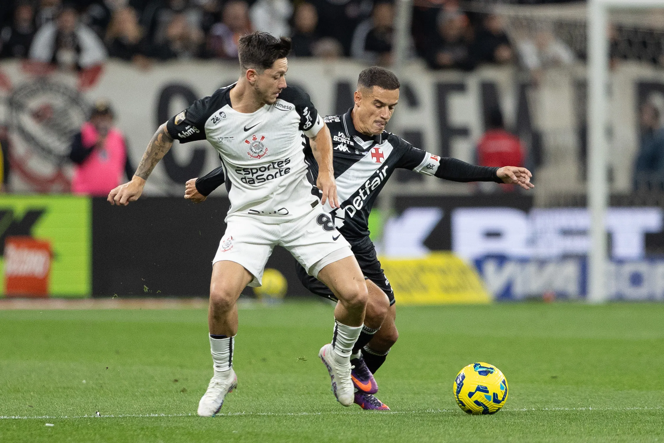 Rodrigo Garro jogador do Corinthians disputa lance com Philippe Coutinho jogador do Vasco durante partida no estadio Arena Corinthians pelo campeonato Copa Do Brasil 2025. Foto: Joisel Amaral/AGIF