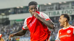 Vitão comemora o gol ao lado de Alan Patrick