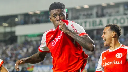 Vitão comemora o gol ao lado de Alan Patrick