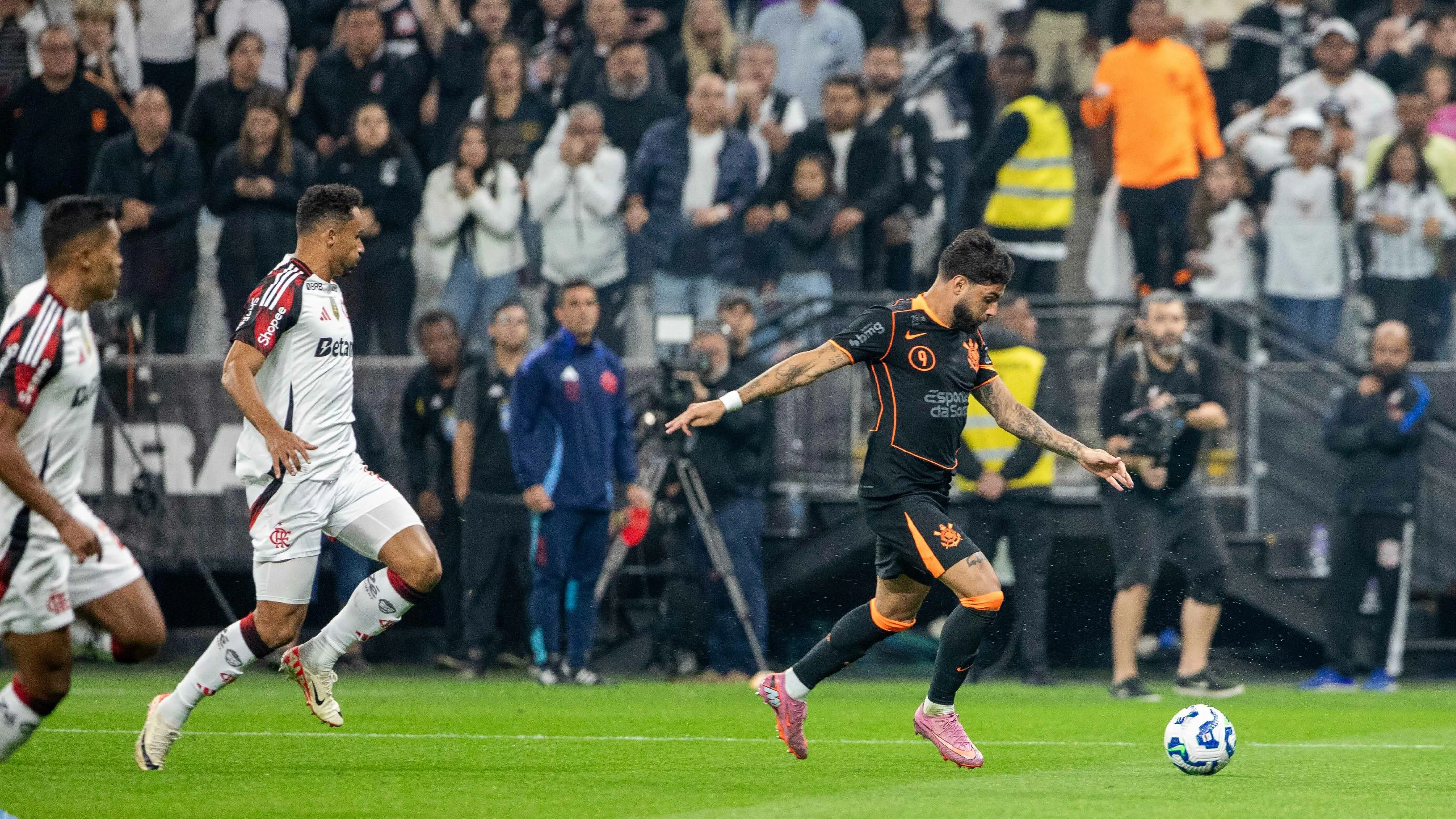 Yuri Alberto contra o Flamengo. Foto: Joisel Amaral/AGIF
