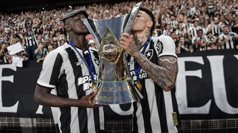 Luiz Henrique e Igor Jesus, ex-jogadores do Botafogo comemoram titulo de campeao apos partida contra o Sao Paulo no estadio Engenhao pela decisao do campeonato Brasileiro A 2024. Foto: Thiago Ribeiro/AGIF