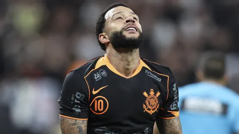 Memphis Depay, atacante do Corinthians em partida pelo campeonato brasileiro (Foto: Alexandre Schneider/Getty Images)