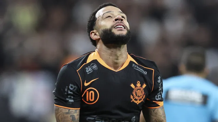 Memphis Depay, atacante do Corinthians em partida pelo campeonato brasileiro (Foto: Alexandre Schneider/Getty Images)