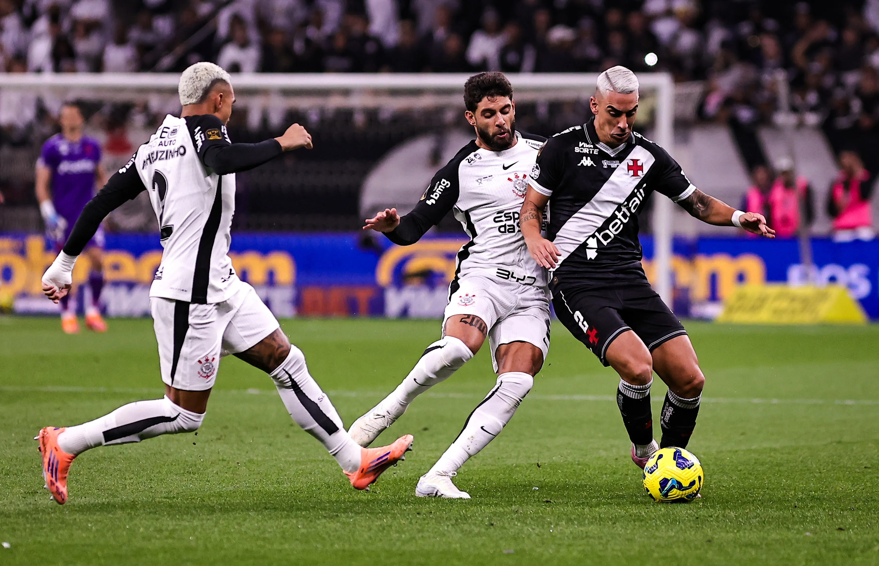 Yuri Alberto jogador do Corinthians disputa lance com Puma Rodriguez jogador do Vasco. Foto: Fabio Giannelli/AGIF