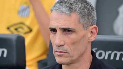 Vojvoda, técnico do Santos, durante partida contra o Cruzeiro no estadio Vila Belmiro pelo campeonato Brasileiro A 2025. Foto: Jota Erre/AGIF