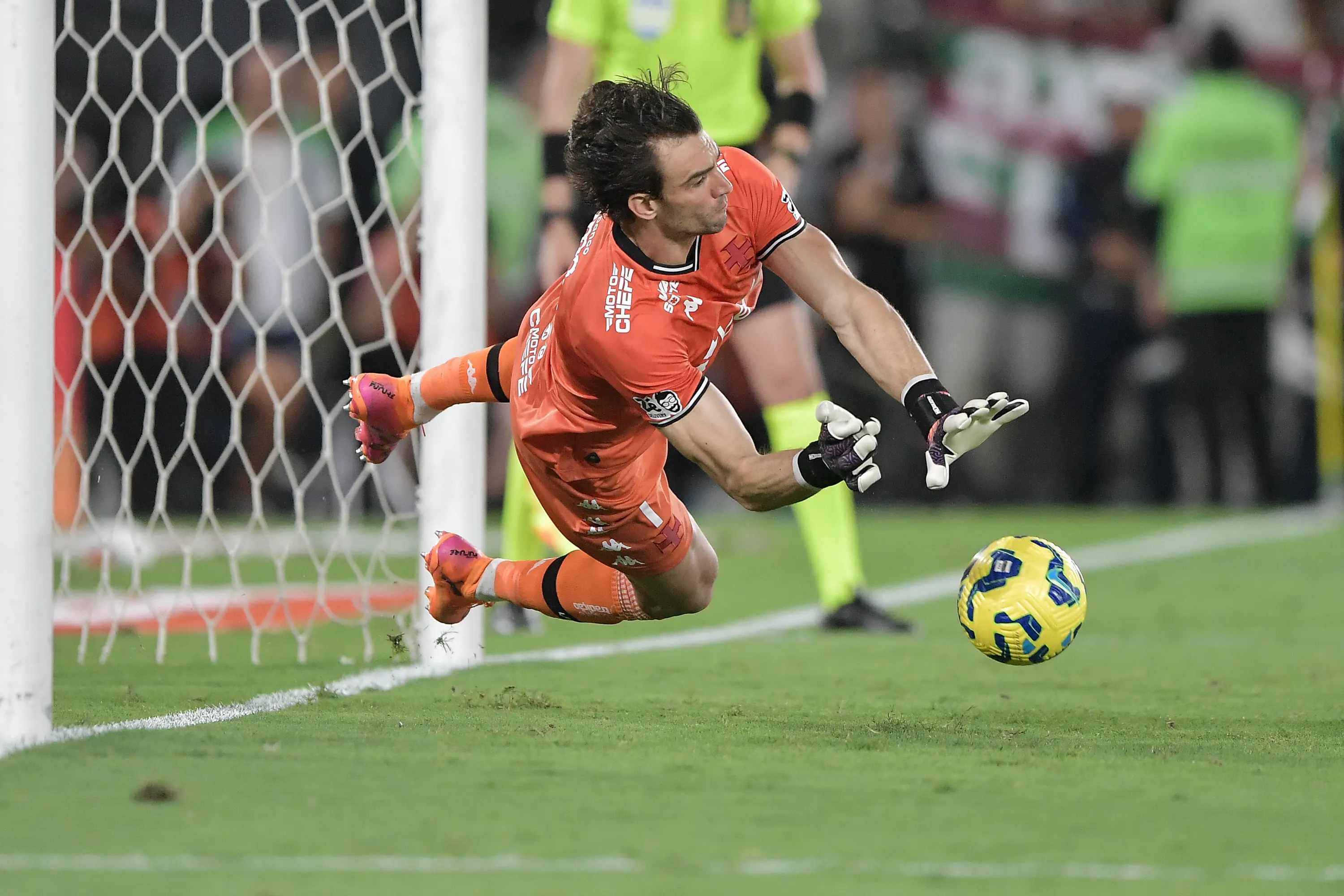 RJ – RIO DE JANEIRO – 14/12/2025 – COPA DO BRASIL 2025, FLUMINENSE X VASCO – Leo Jardim goleiro do Vasco  defende penalti durante partida contra o Fluminense no estadio Maracana pelo campeonato Copa Do Brasil 2025. Foto: Thiago Ribeiro/AGIF