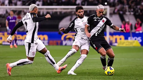 Disputa entre Yuri Alberto e Pumita no jogo de ida. Foto: Fabio Giannelli/AGIF