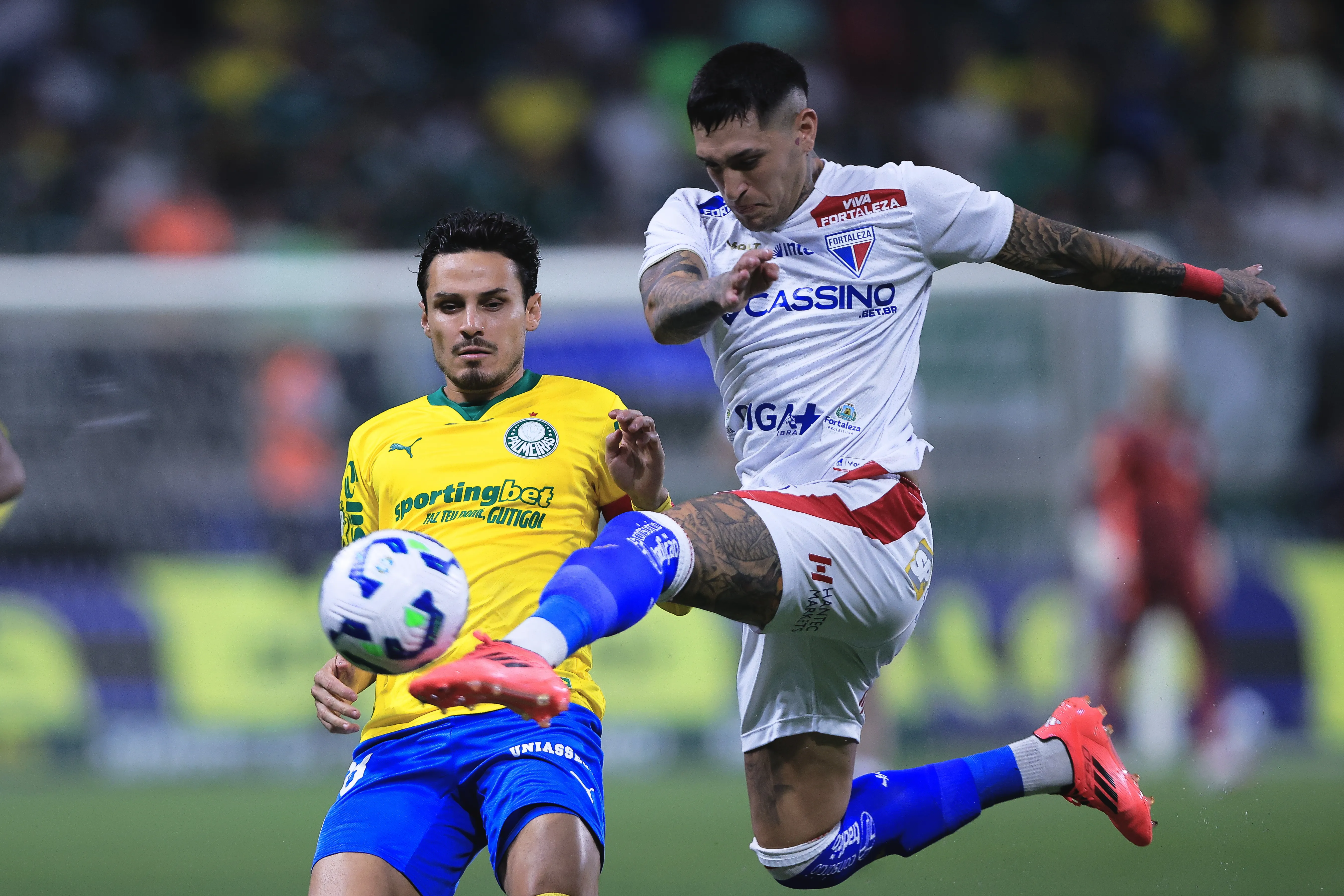 Raphael Veiga jogador do Palmeiras disputa lance com Gaston Avila jogador do Fortaleza durante partida no estadio Arena Allianz Parque pelo campeonato Brasileiro A 2025. Foto: Ettore Chiereguini/AGIF