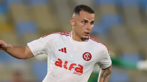 Bruno Gomes, lateral-direito do Internacional em partida pelo campeonato brasileiro (Foto: Lucas Figueiredo/Getty Images)