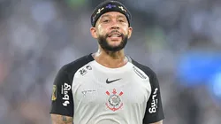 Memphis Depay em campo pelo Corinthians