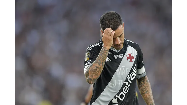RJ - RIO DE JANEIRO - 21/12/2025 - COPA DO BRASIL 2025, VASCO X CORINTHIANS - Coutinho jogador do Vasco durante partida contra o Corinthians no estadio Maracana pelo campeonato Copa Do Brasil 2025. Foto: Thiago Ribeiro/AGIF