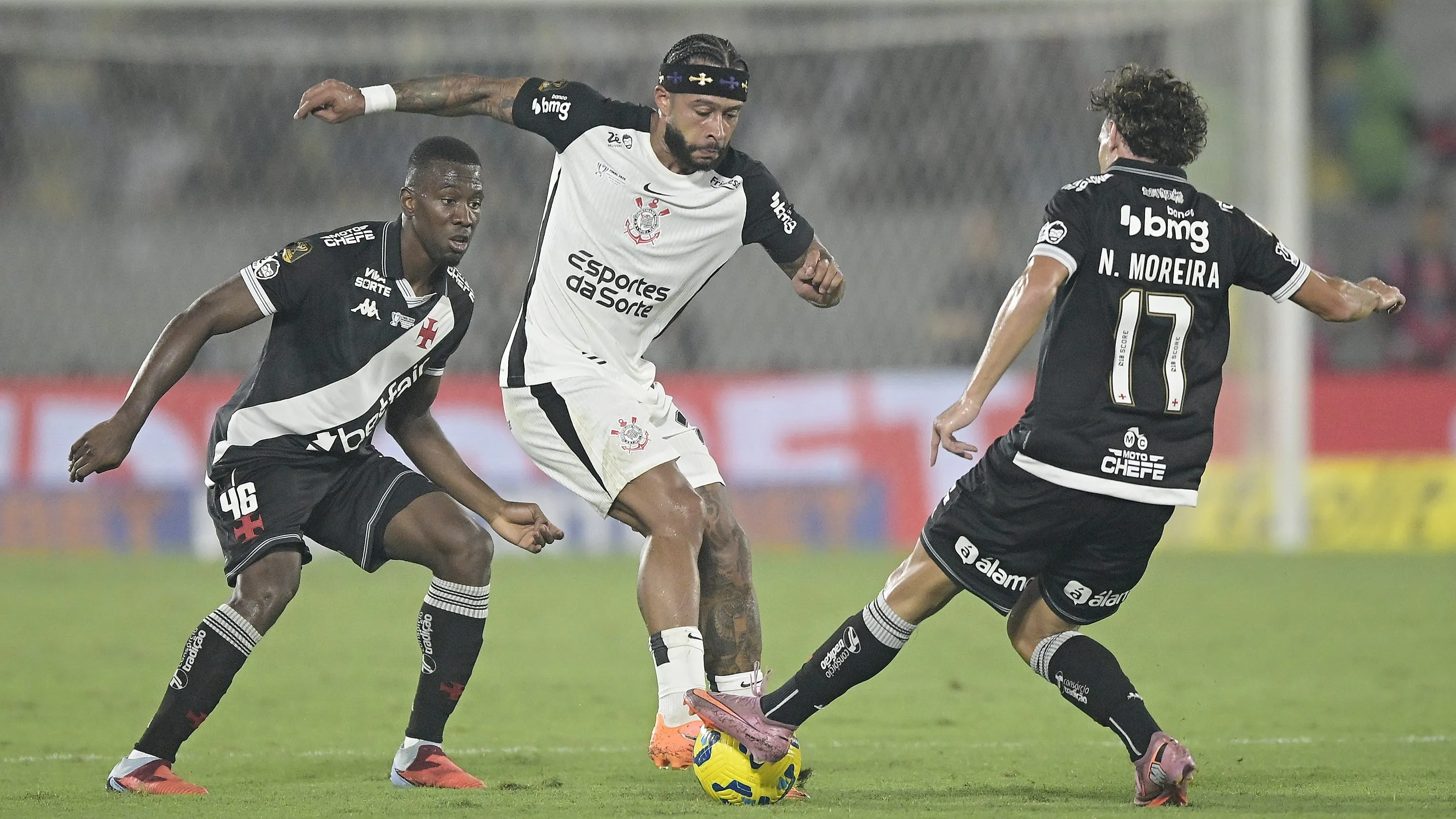 RJ – RIO DE JANEIRO – 21/12/2025 – COPA DO BRASIL 2025, VASCO X CORINTHIANS – Nuno Moreira jogador do Vasco disputa lance com Memphis Depay jogador do Corinthians durante partida no estadio Maracana pelo campeonato Copa Do Brasil 2025. Foto: Alexandre Loureiro/AGIF