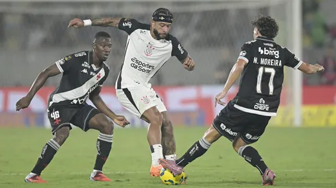 RJ - RIO DE JANEIRO - 21/12/2025 - COPA DO BRASIL 2025, VASCO X CORINTHIANS - Nuno Moreira jogador do Vasco disputa lance com Memphis Depay jogador do Corinthians durante partida no estadio Maracana pelo campeonato Copa Do Brasil 2025. Foto: Alexandre Loureiro/AGIF