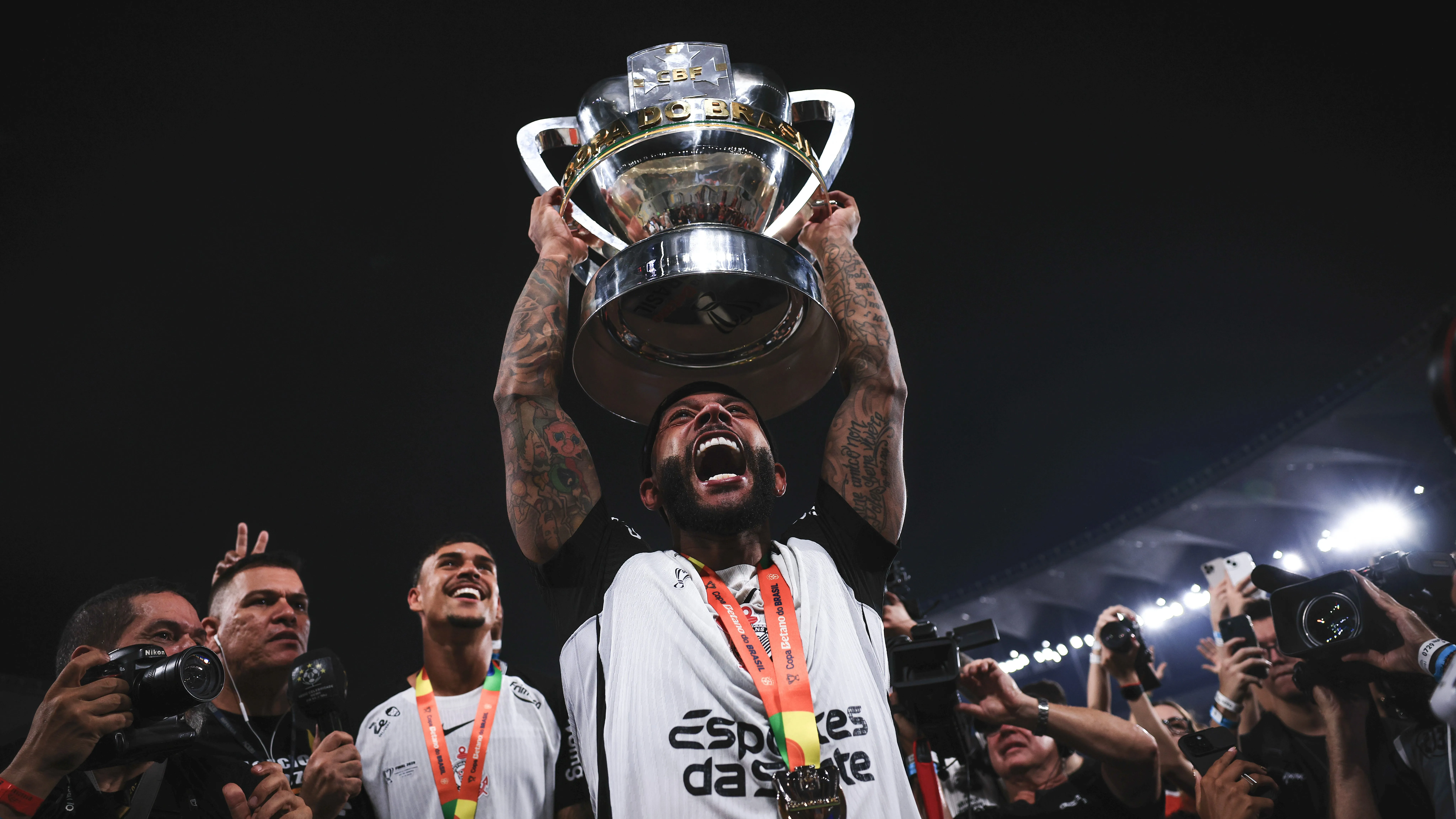 Memphis Depay, jogador do Corinthians levanta a taca de campeao durante cerimonia de premiacao ao final da partida contra o Vasco no estadio Maracana pela decisao do campeonato Copa Do Brasil 2025. Foto: Ettore Chiereguini/AGIF