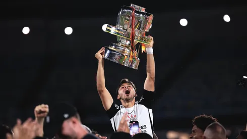 Romero jogador do Corinthians levanta a taça de campeão. Foto: Ettore Chiereguini/AGIF