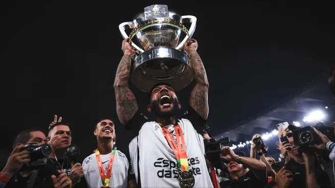 Memphis Depay, jogador do Corinthians, levanta a taca de campeao durante cerimonia de premiacao ao final da partida contra o Vasco no estadio Maracana pela decisao do campeonato Copa Do Brasil 2025. Foto: Ettore Chiereguini/AGIF
