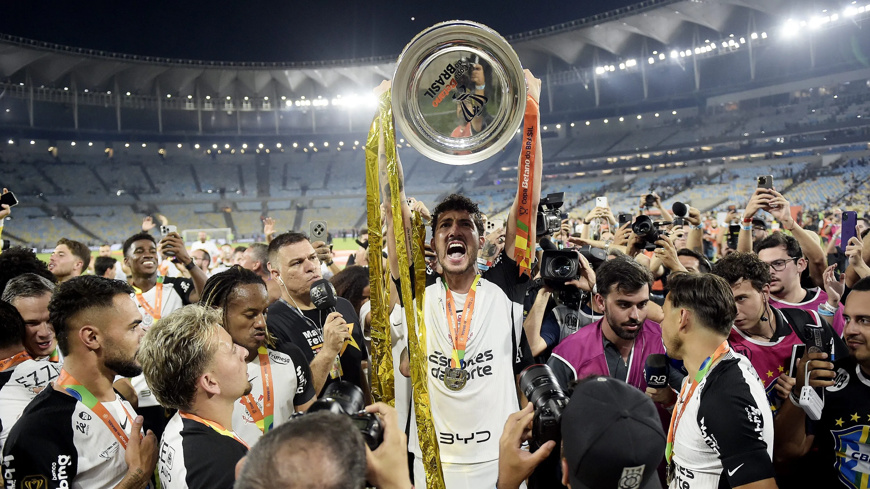 RJ – RIO DE JANEIRO – 21/12/2025 – COPA DO BRASIL 2025, VASCO X CORINTHIANS –  jogadores do Corinthians comemoram o titulo contra o Vasco no estadio Maracana pelo campeonato Copa Do Brasil 2025. Foto: Alexandre Loureiro/AGIF