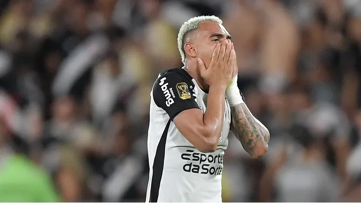 RJ - RIO DE JANEIRO - 21/12/2025 - COPA DO BRASIL 2025, VASCO X CORINTHIANS - Matheuzinho jogador do Corinthians comemora vitoria ao final da partida contra o Vasco no estadio Maracana pelo campeonato Copa Do Brasil 2025. Foto: Thiago Ribeiro/AGIF