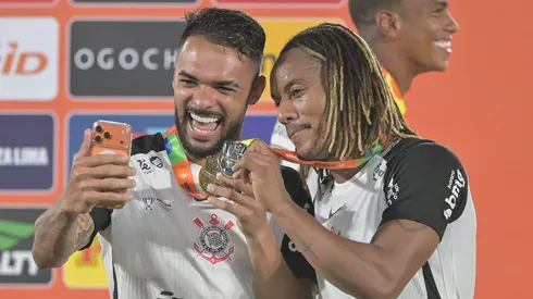 Raniele e Carrillo. Foto: Thiago Ribeiro/AGIF