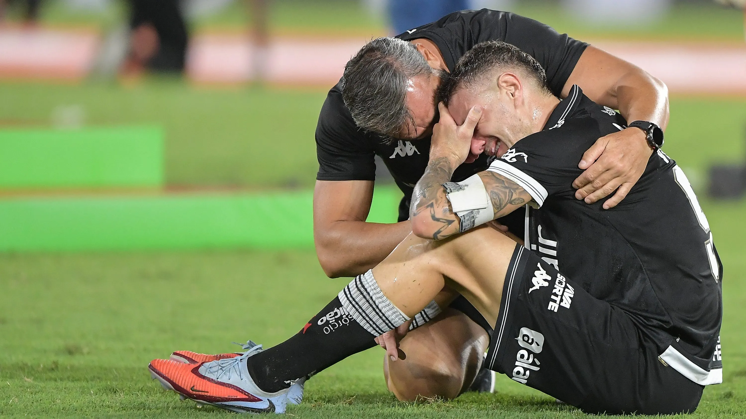 Vegetti precisou ser consolado após a derrota para o Corinthians na final da Copa do Brasil – Foto: Thiago Ribeiro/AGIF