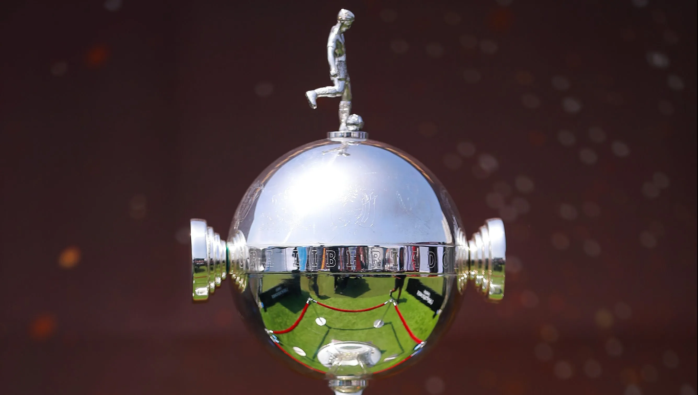 Troféu da Copa Libertadores. (Photo by Manuel Velasquez/Getty Images)