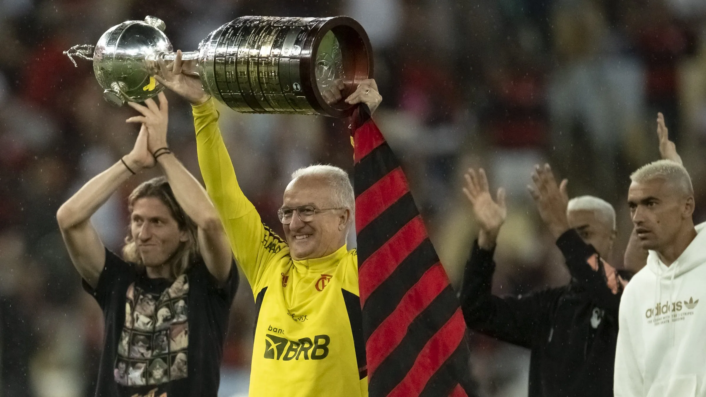 Dorival Junior ex-tecnico do Flamengo, levanta a Taça Libertadores de 2022 no Maracanã – Foto:Jorge Rodrigues/AGIF