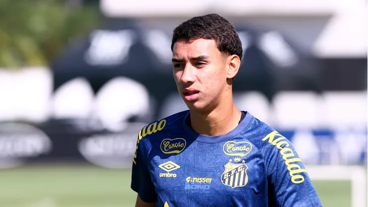 Bontempo durante treino no Santos.