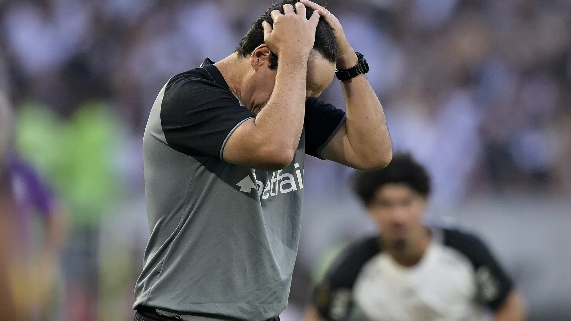 Diniz segue pressionado no Vasco para a temporada 2026 – Foto: Alexandre Loureiro/AGIF