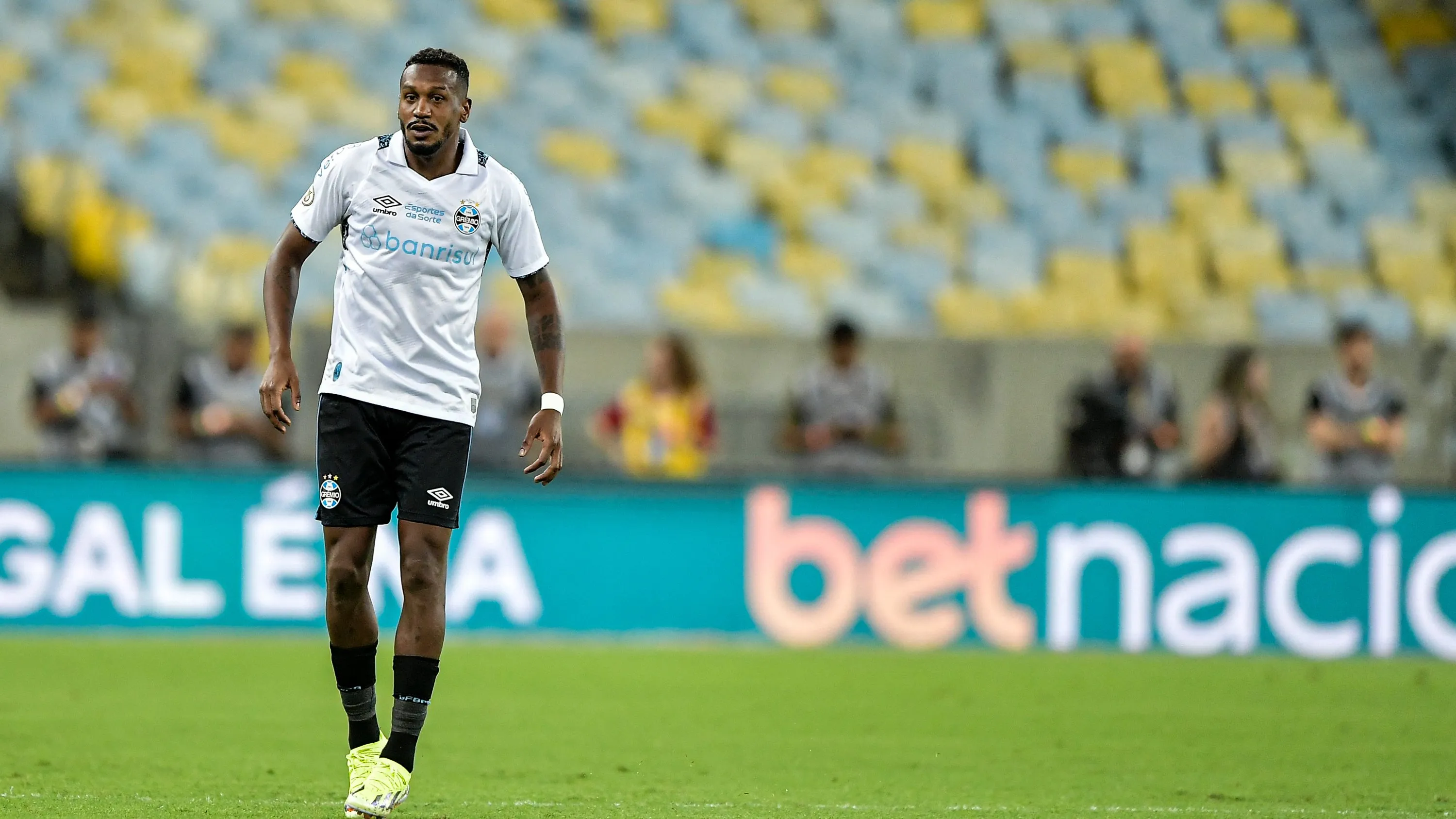 Edenilson aparentemente não está nos planos - Foto: Thiago Ribeiro/AGIF.