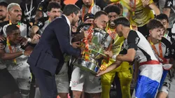 Jogadores do Corinthians levantam a taca de campeao durante cerimonia de premiacao ao final da partida contra o Vasco no estadio Maracana pela decisao do campeonato Copa Do Brasil 2025. Foto: Thiago Ribeiro/AGIF